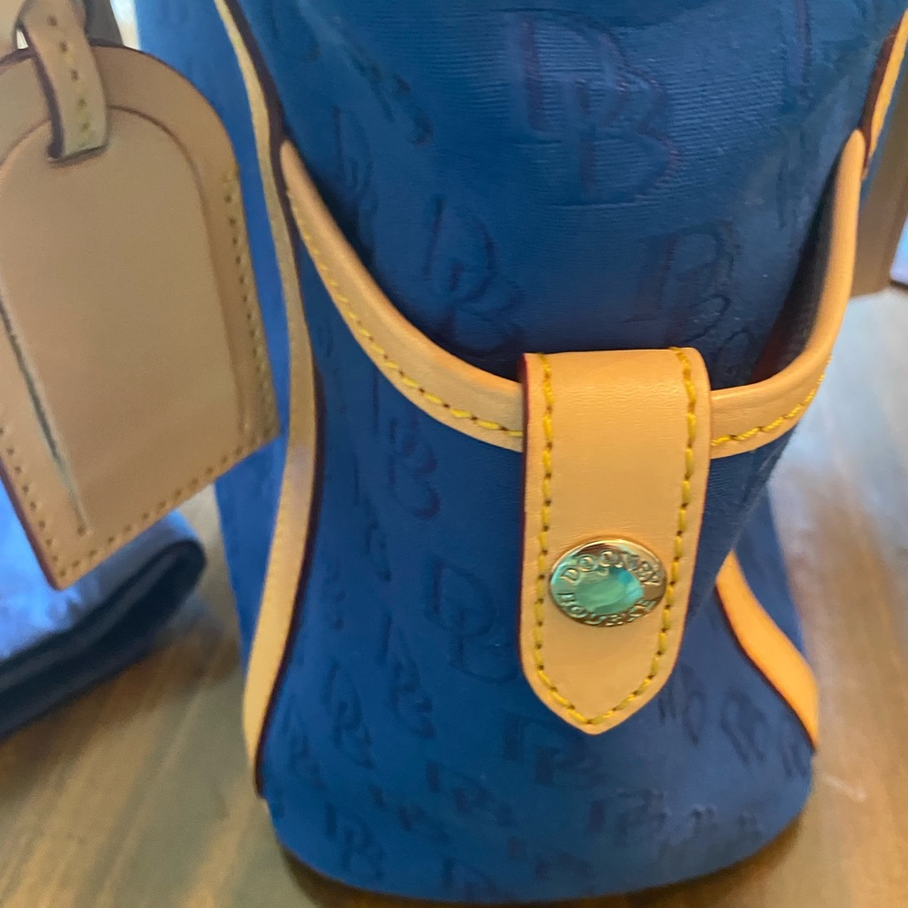 Dooney & Bourke Blue Signature Print Satchel Purse w/ makeup bag, set of 5 - Picture 11 of 15